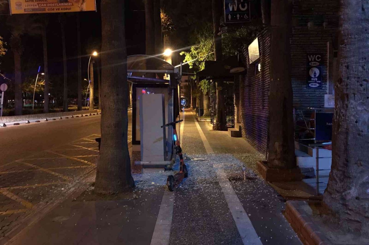 Elektrikli scooter ile otobüs durağına çarptı: 1 yaralı