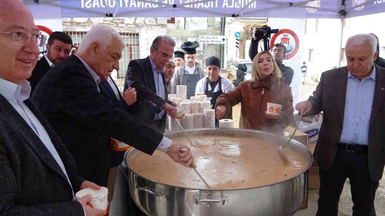 Bedava tarhana için yağmura aldırış etmediler