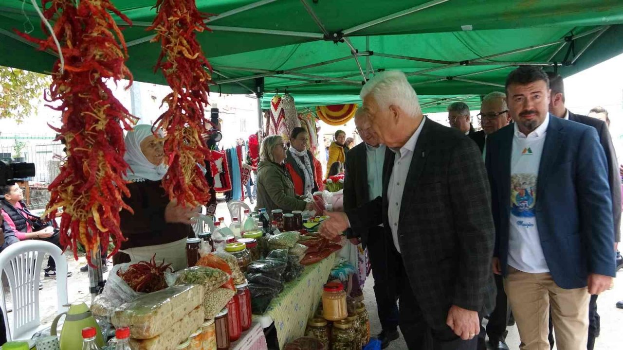 Bedava tarhana için yağmura aldırış etmediler