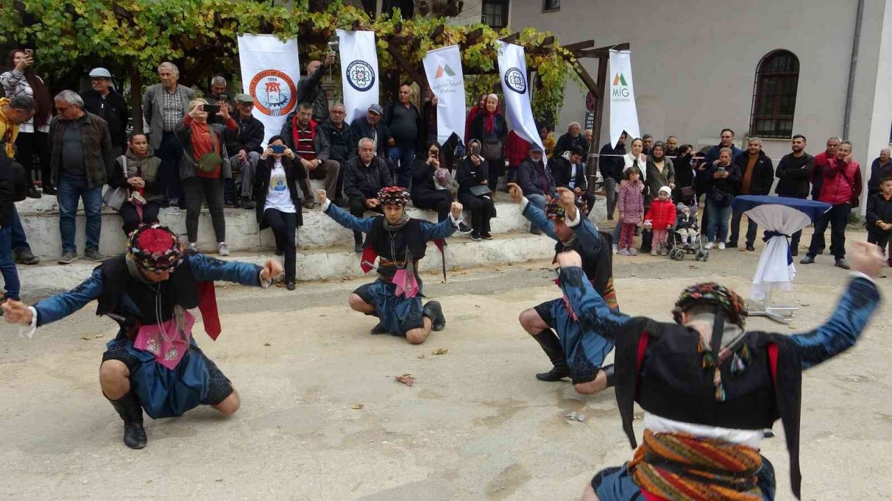 Bedava tarhana için yağmura aldırış etmediler