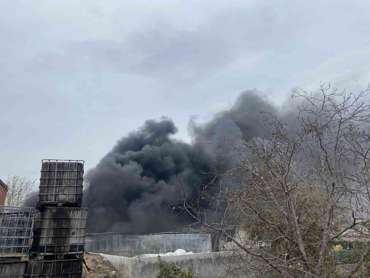 Bursa’da geri dönüşüm deposunda büyük yangın