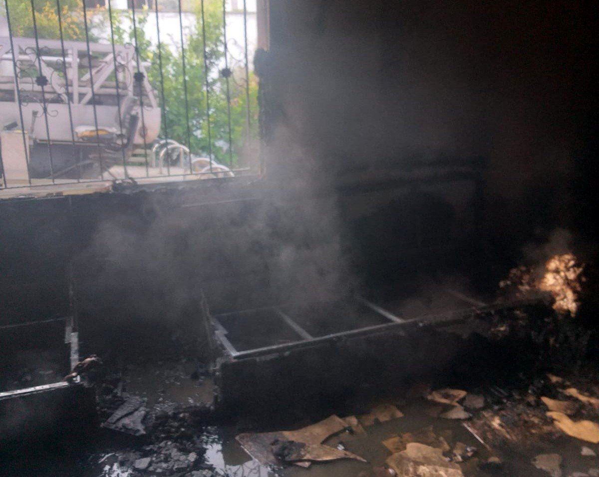 Alevlere teslim olan ev kullanılmaz hale geldi