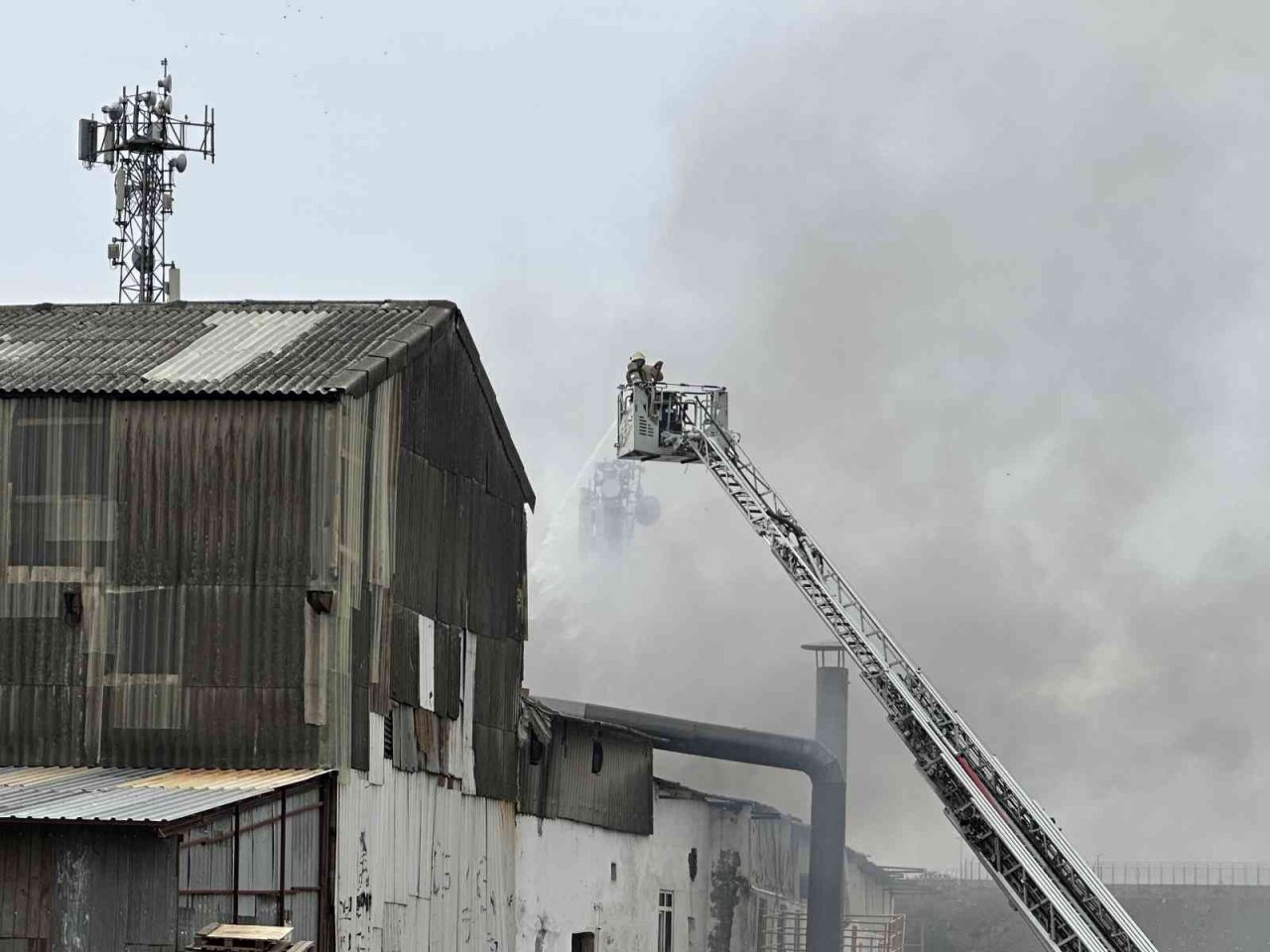 Pendik’te çinko ve kaplama fabrikası alevlere teslim oldu