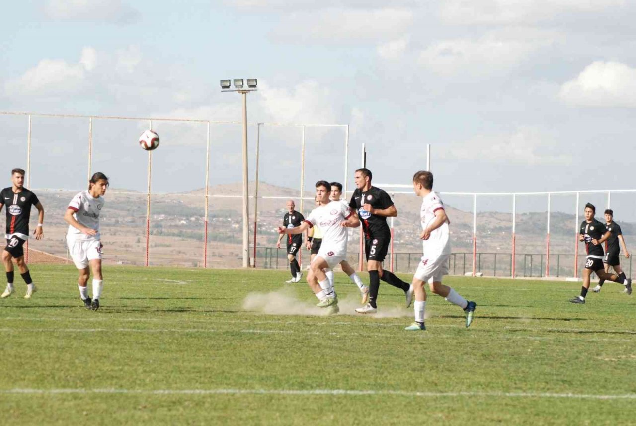 Kırmızı grupta Çal Belediyespor evinde rahat kazandı
