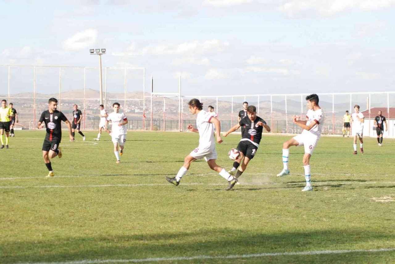 Kırmızı grupta Çal Belediyespor evinde rahat kazandı