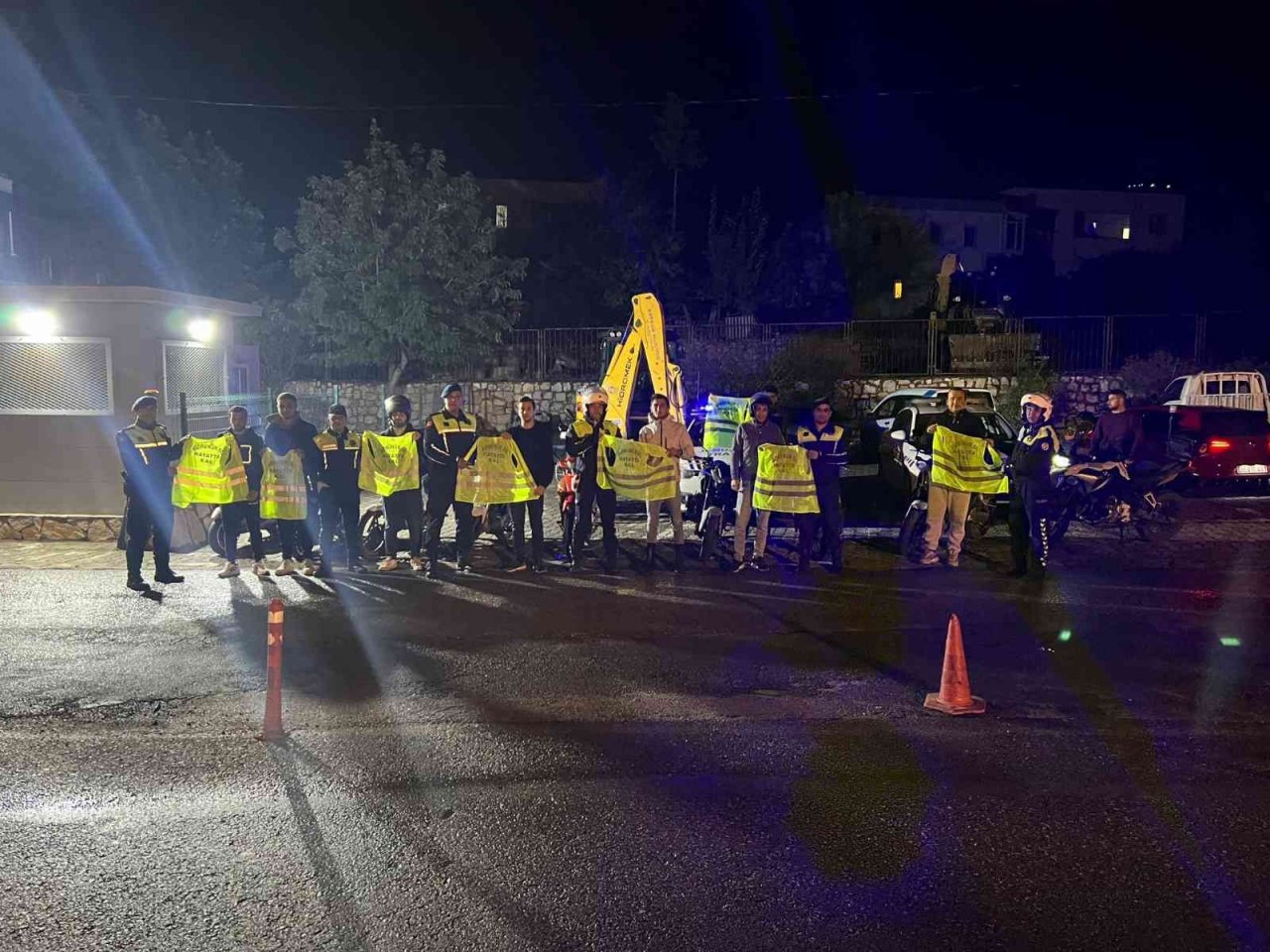 Bodrum’da 85 sürücüye reflektörlü yelek dağıtıldı
