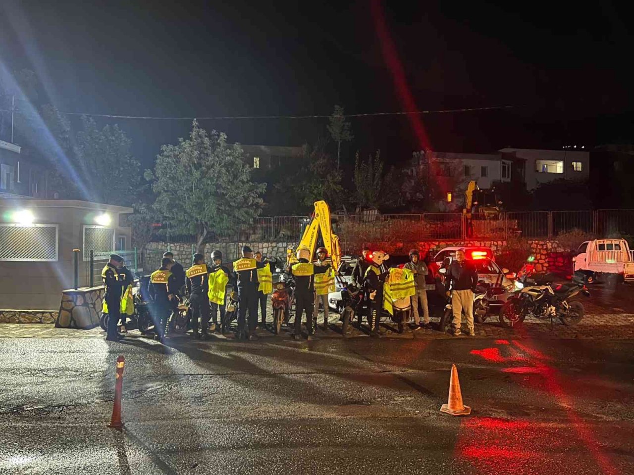 Bodrum’da 85 sürücüye reflektörlü yelek dağıtıldı