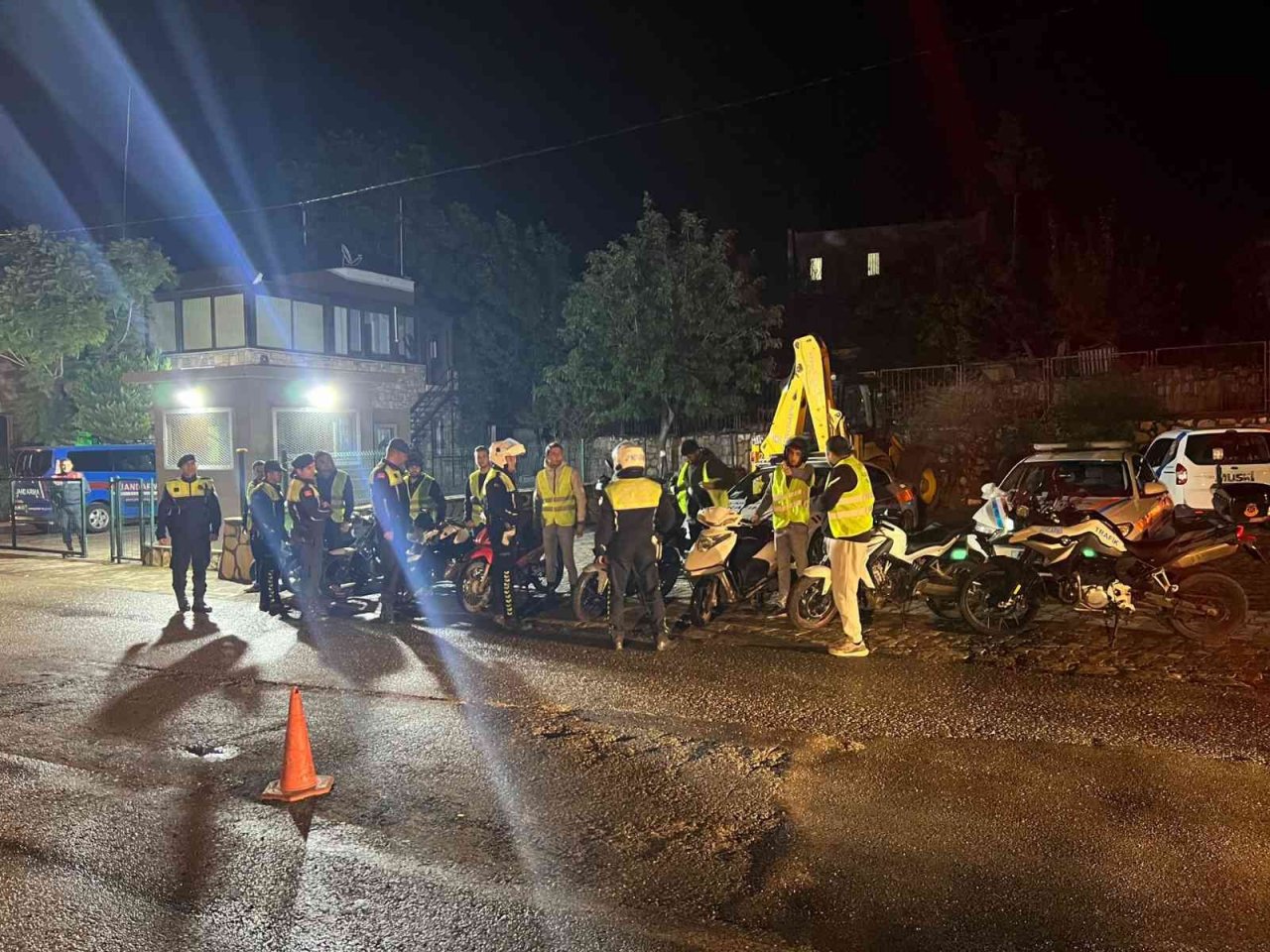 Bodrum’da 85 sürücüye reflektörlü yelek dağıtıldı