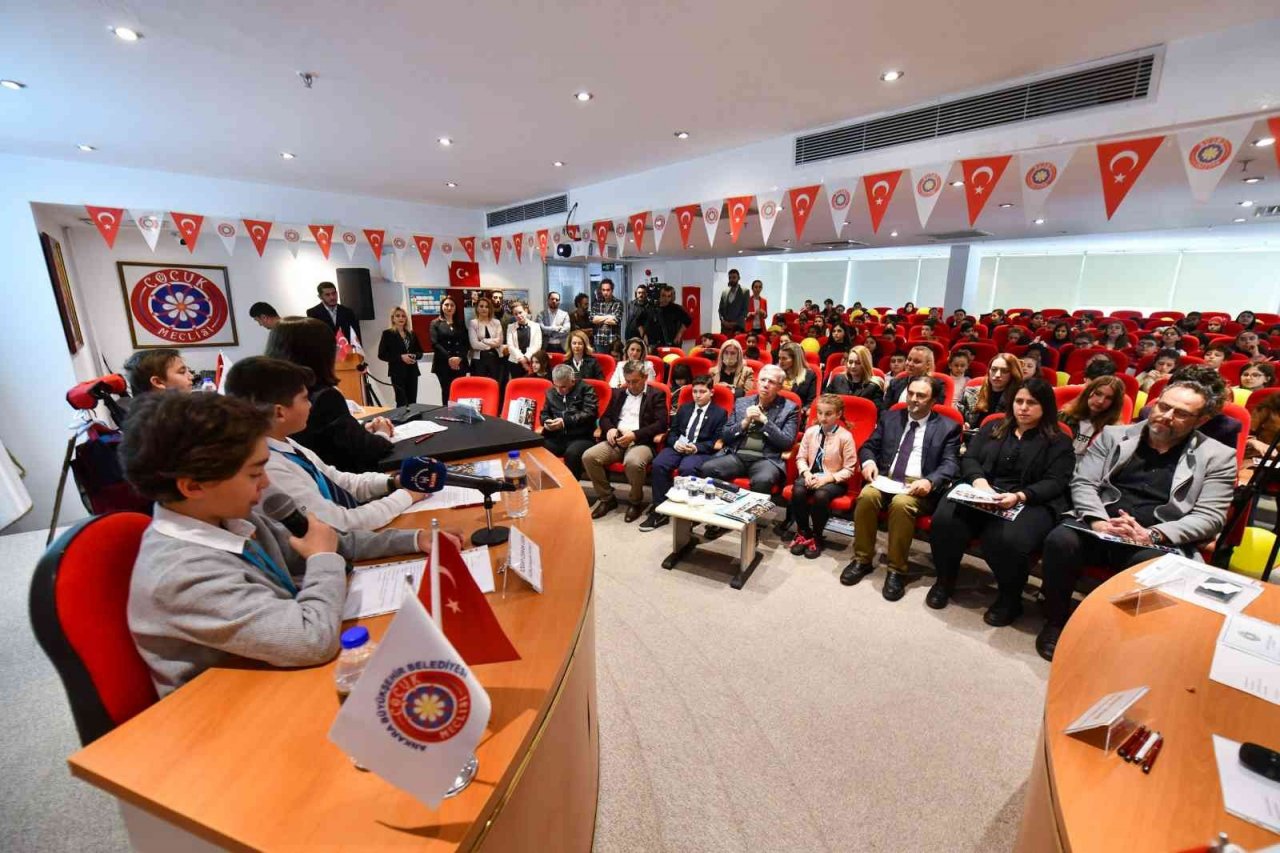 ’Çocuk Meclisi’ üyeleri mazbatalarını Mansur Yavaş’tan aldı