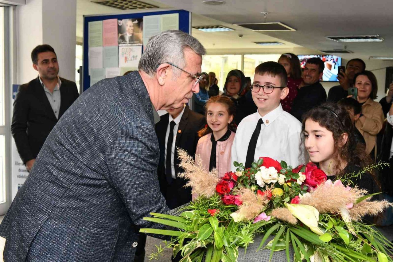 ’Çocuk Meclisi’ üyeleri mazbatalarını Mansur Yavaş’tan aldı