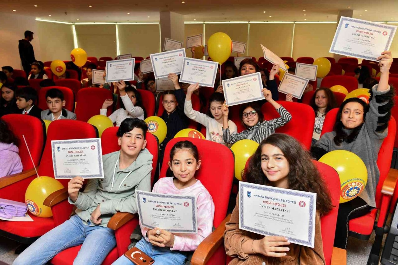 ’Çocuk Meclisi’ üyeleri mazbatalarını Mansur Yavaş’tan aldı