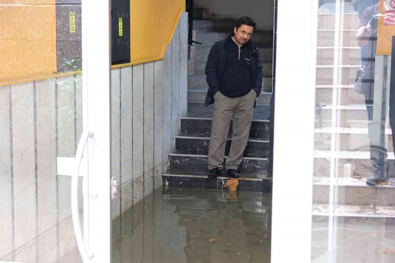 Şiddetli yağış hayatı olumsuz etkiledi, vatandaşlar evlerde mahsur kaldı