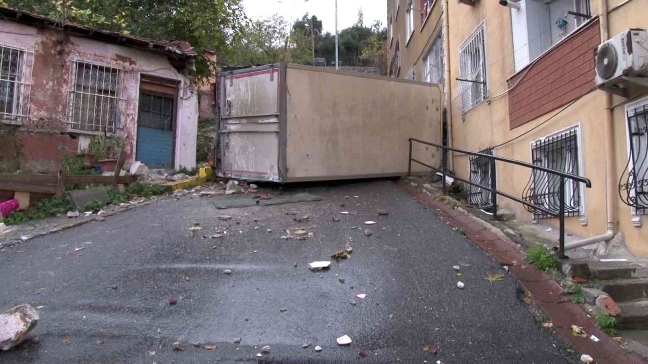 Beyoğlu’nda yokuş aşağı kayan kamyon binaya çarptı: Hamile kadın büyük bir korku yaşadı