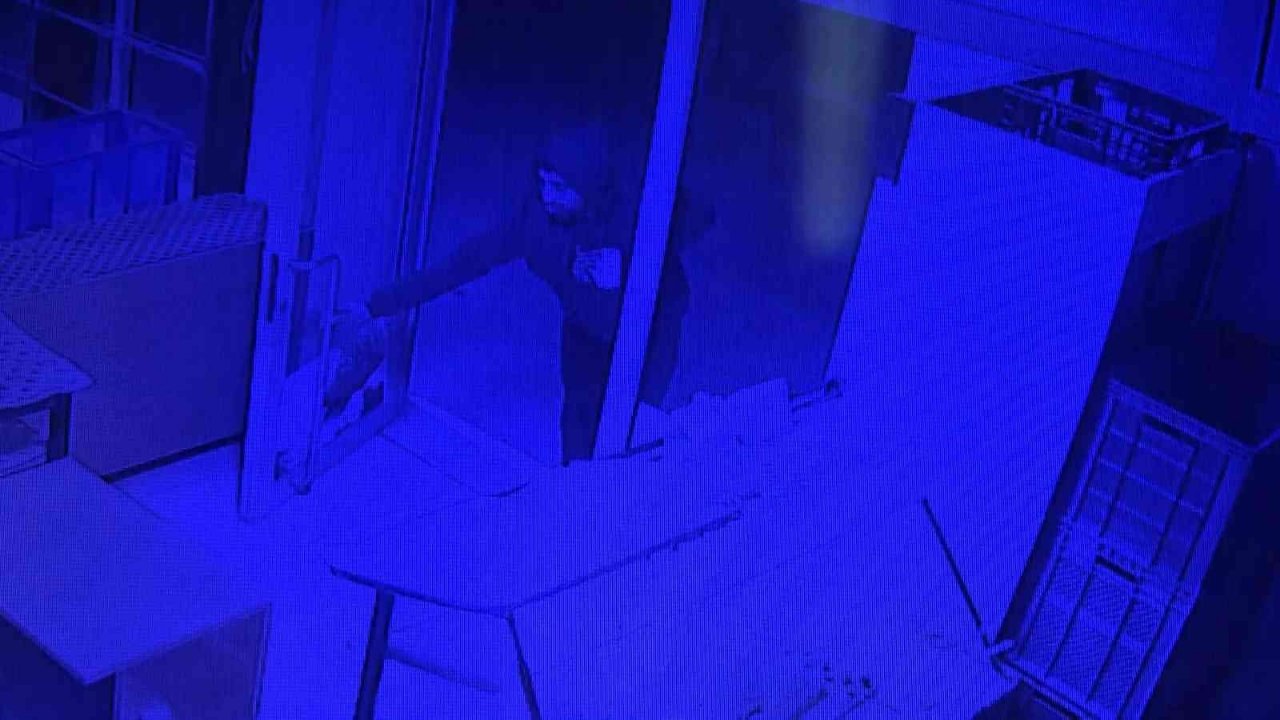 Bursa’da hırsız sadaka kutusunu böyle çaldı