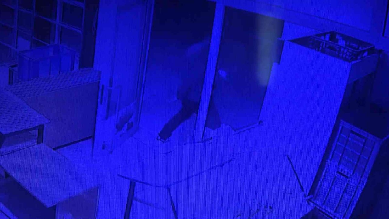 Bursa’da hırsız sadaka kutusunu böyle çaldı