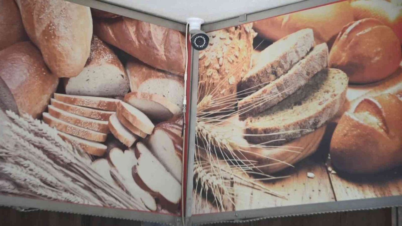 Bursa’da hırsız sadaka kutusunu böyle çaldı