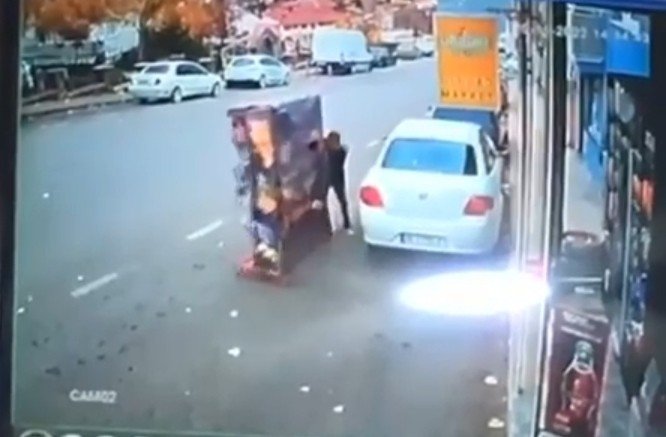 Uçan dolap...Fırtına Bursa’da herşeyi uçurdu