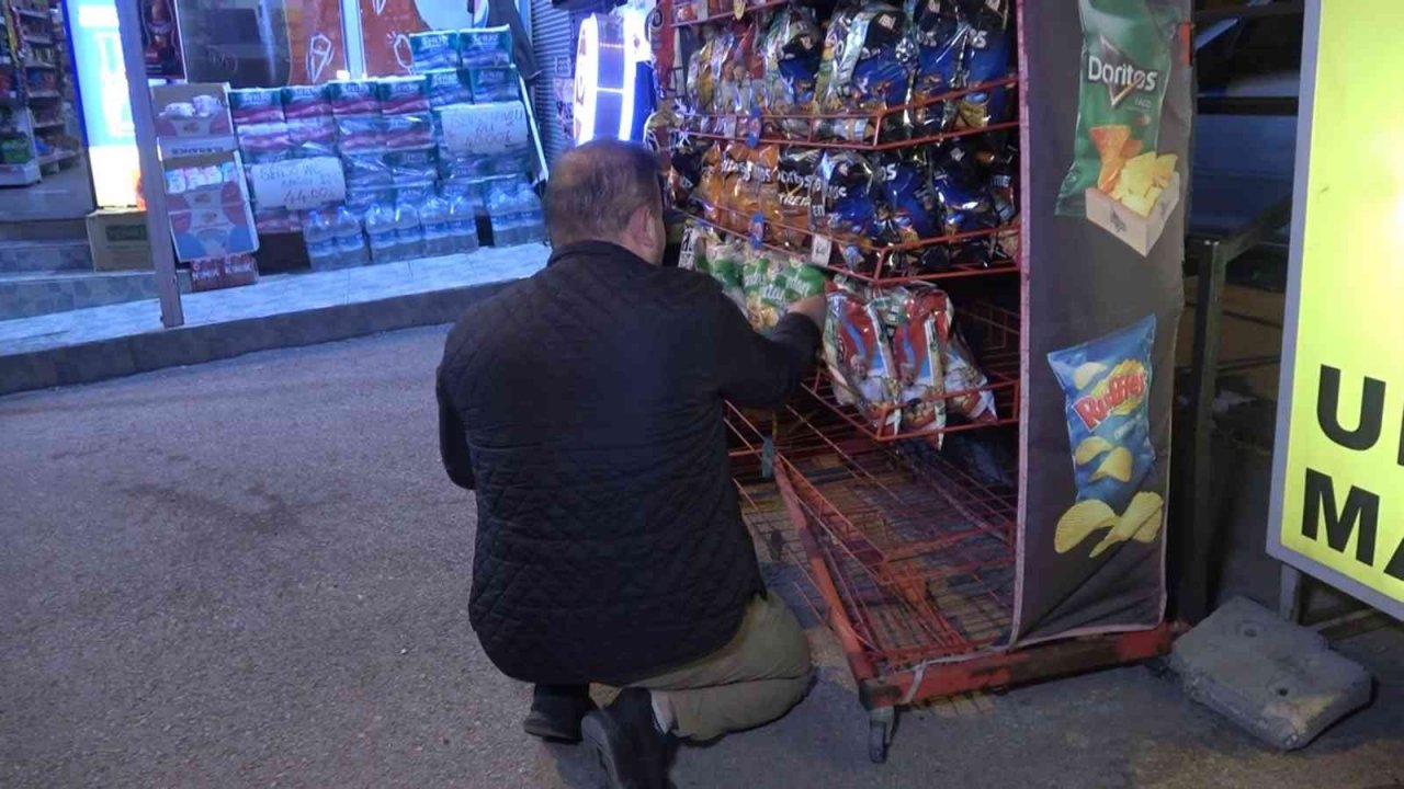 Uçan dolap...Fırtına Bursa’da herşeyi uçurdu