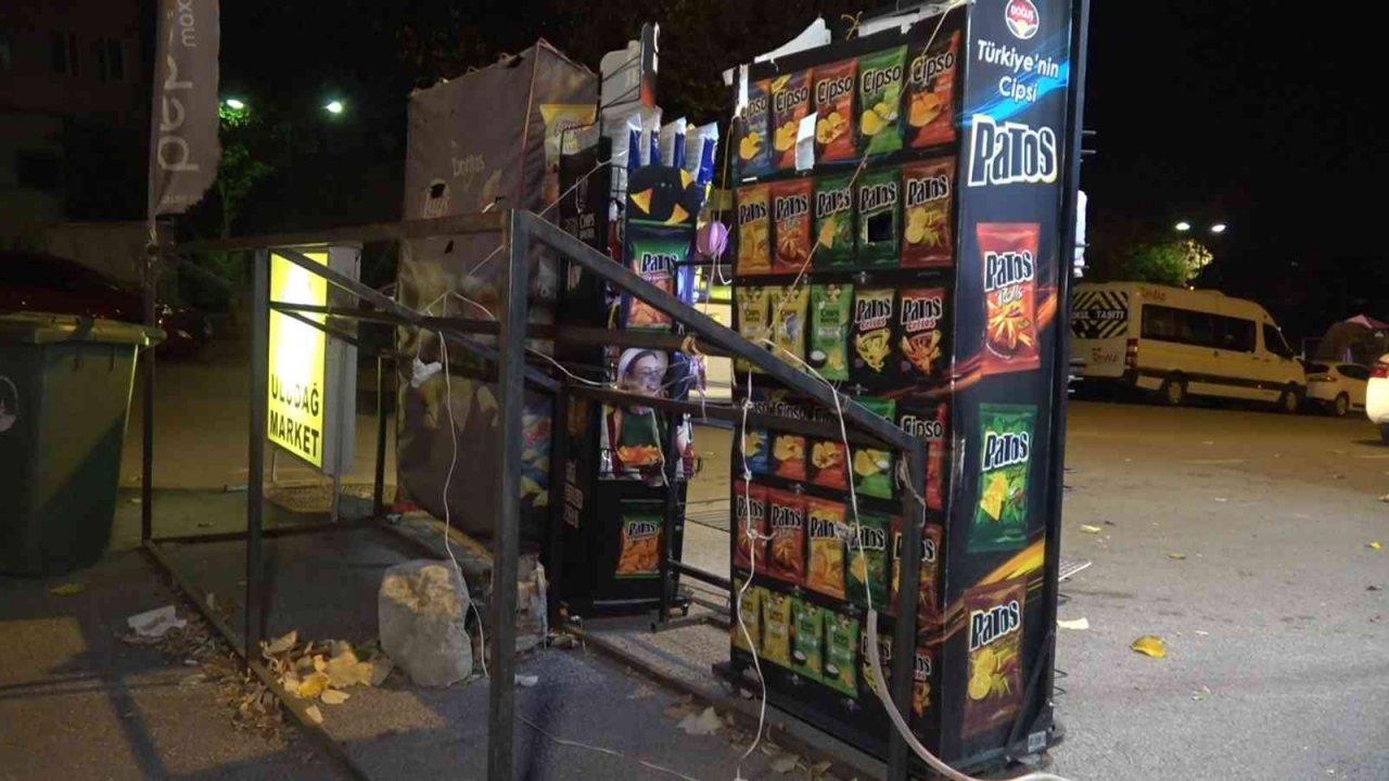 Uçan dolap...Fırtına Bursa’da herşeyi uçurdu