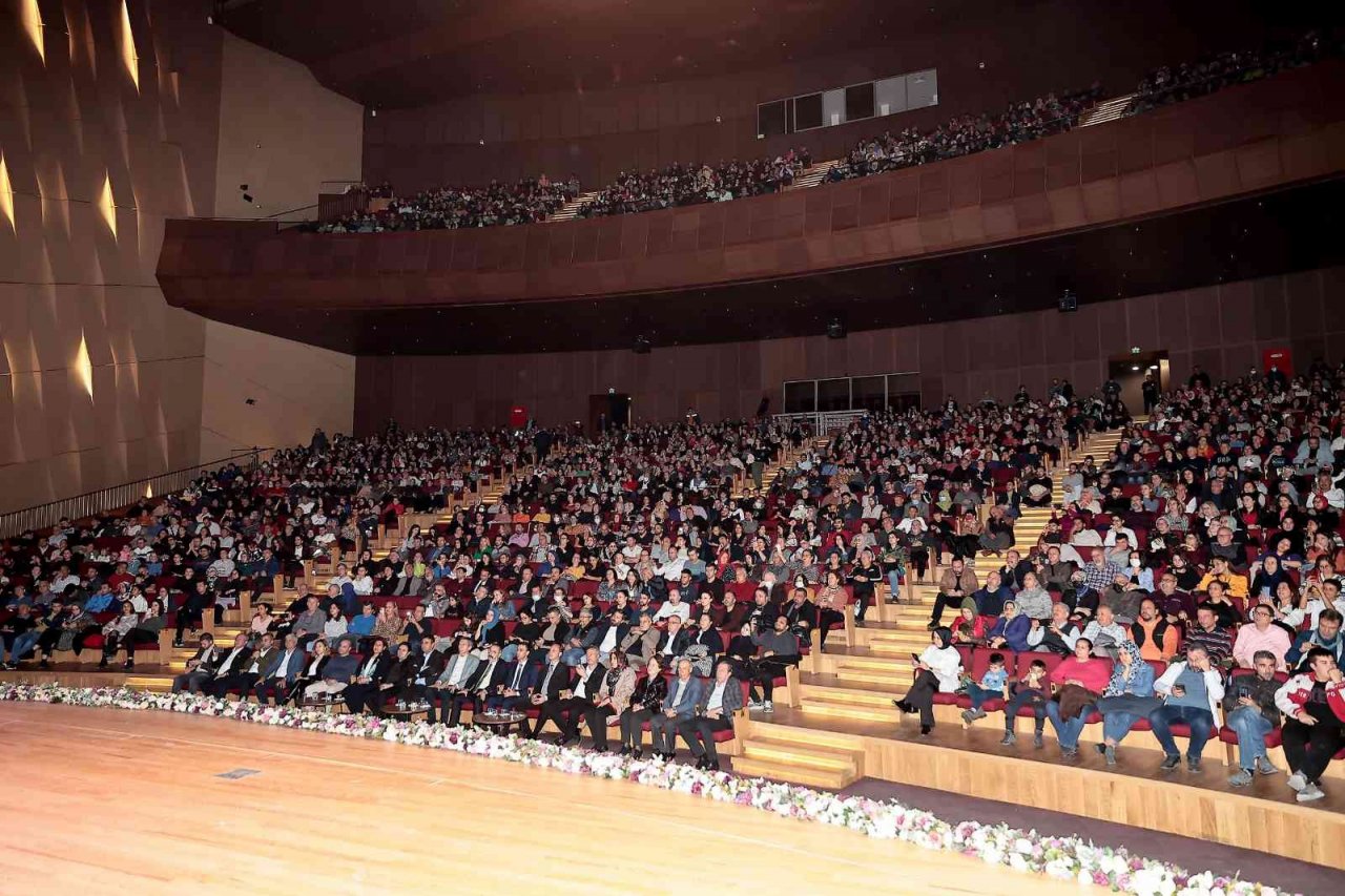 Dev orkestra Neşet Ertaş’ın türkülerini seslendirdi