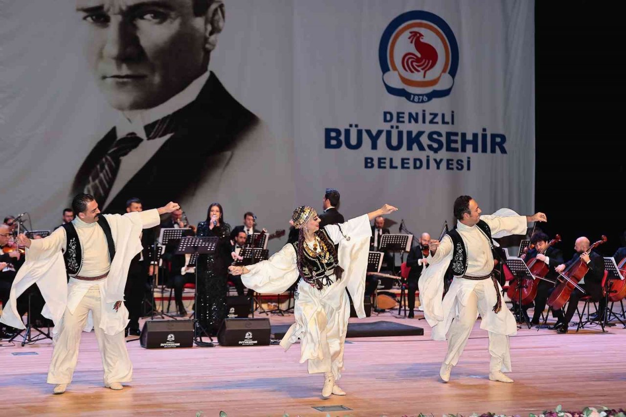 Dev orkestra Neşet Ertaş’ın türkülerini seslendirdi