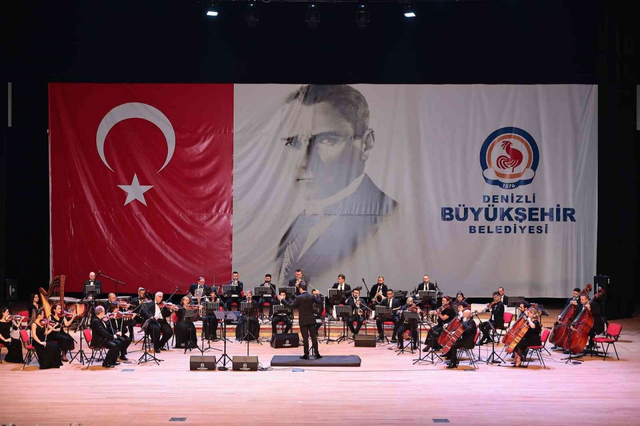 Dev orkestra Neşet Ertaş’ın türkülerini seslendirdi