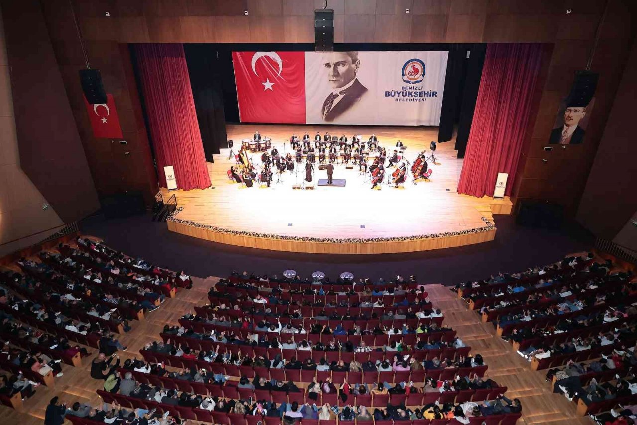 Dev orkestra Neşet Ertaş’ın türkülerini seslendirdi