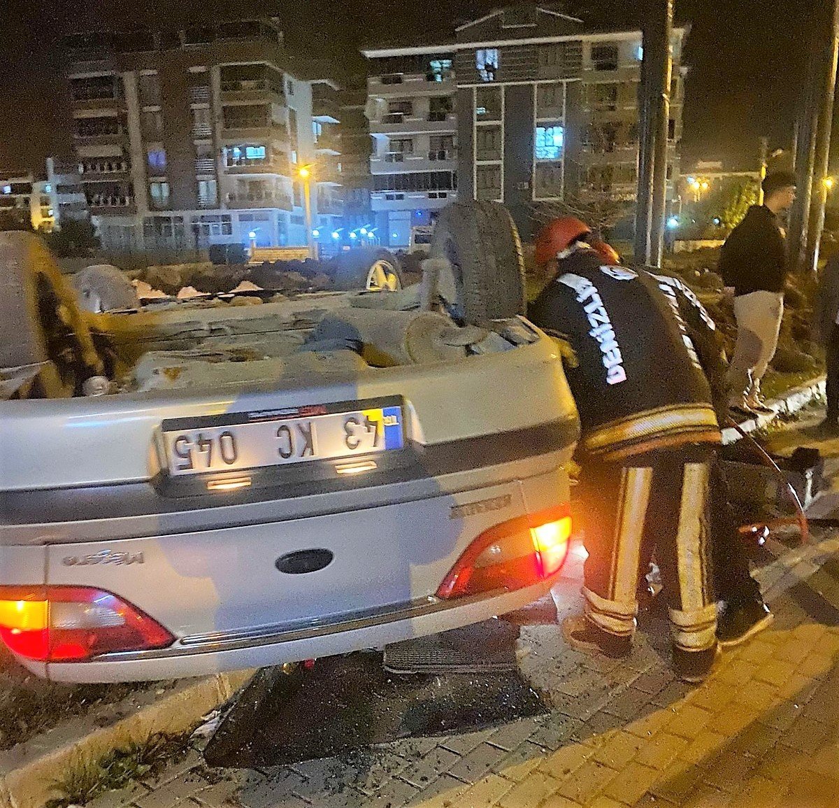 Takla atıp ters duran otomobilde sıkışan sürücü yaralı kurtarıldı