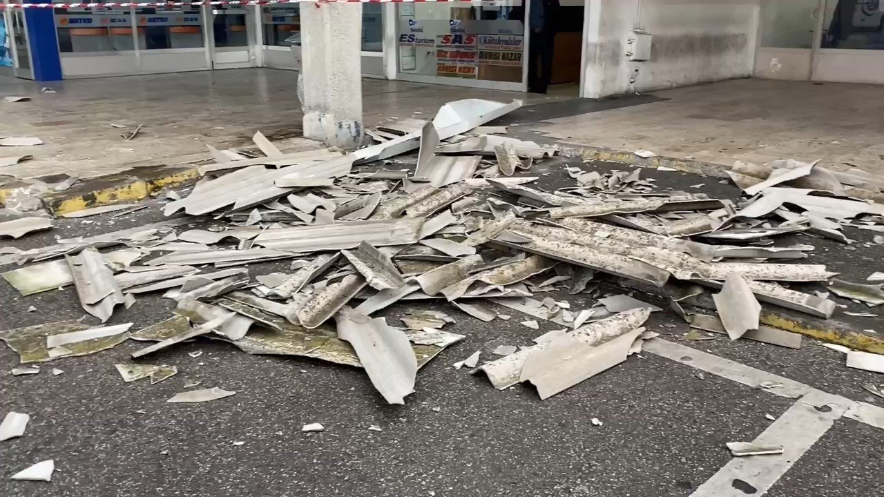 Üsküdar’da şiddetli rüzgarda otobüs yazıhanenin çatısı uçtu