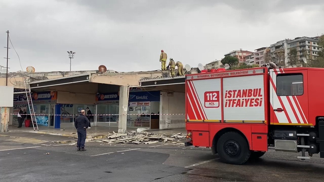 Üsküdar’da şiddetli rüzgarda otobüs yazıhanenin çatısı uçtu