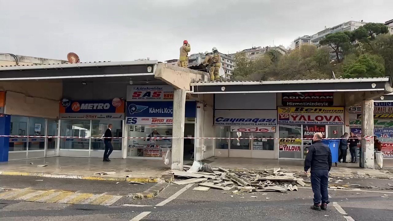 Üsküdar’da şiddetli rüzgarda otobüs yazıhanenin çatısı uçtu