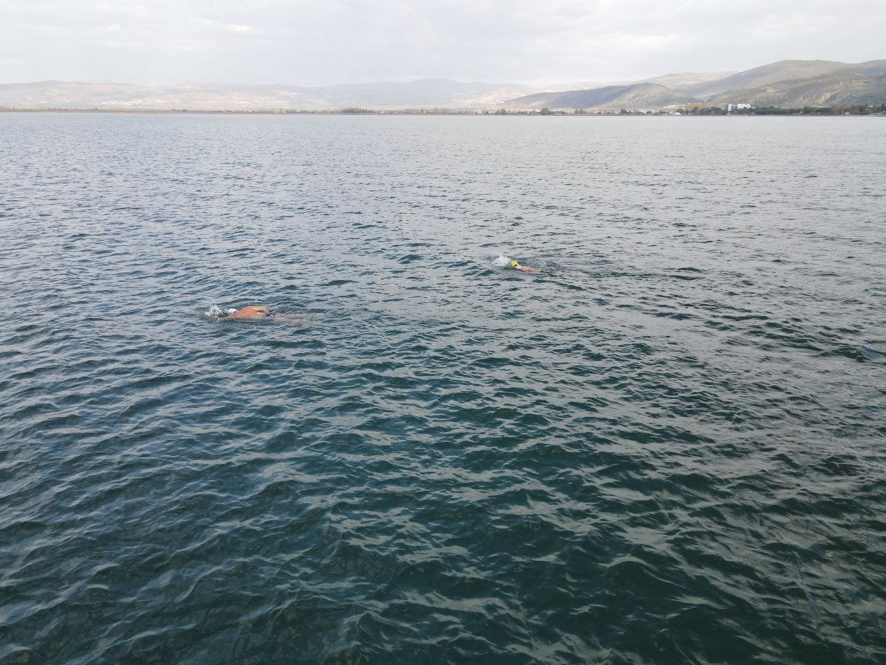 Kasım ayının ortasında gölde yüzdüler