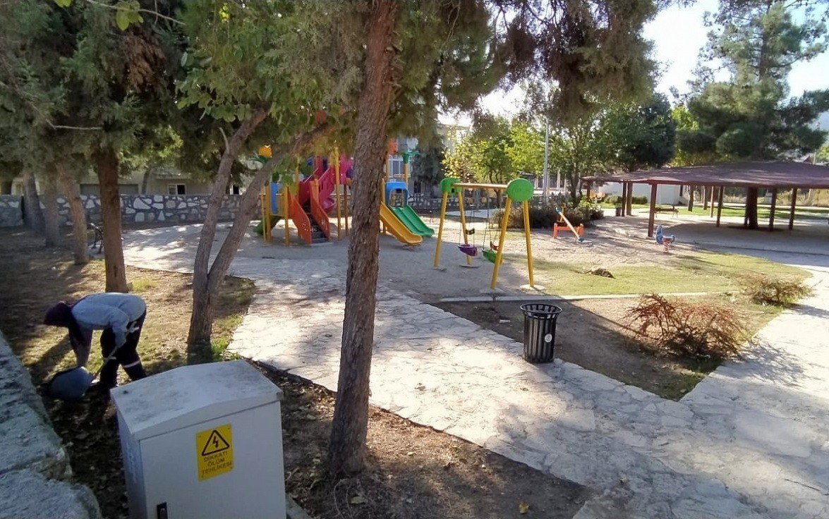 Honaz’da park ve bahçelerin bakım çalışmaları hız kazandı