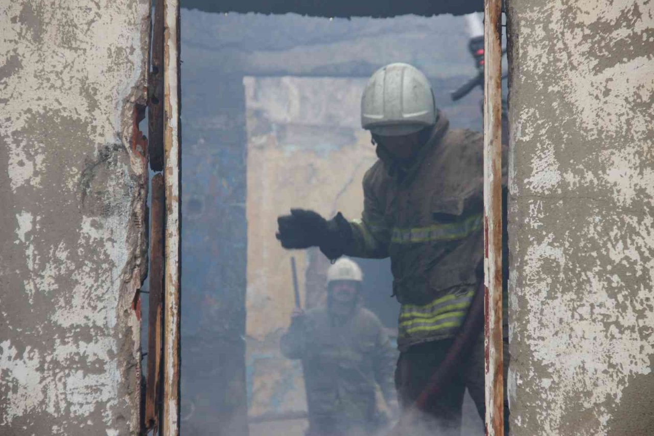 Metruk evdeki yangında bitişiğindeki evde hasar gördü