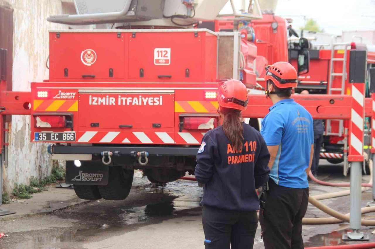 Metruk evdeki yangında bitişiğindeki evde hasar gördü