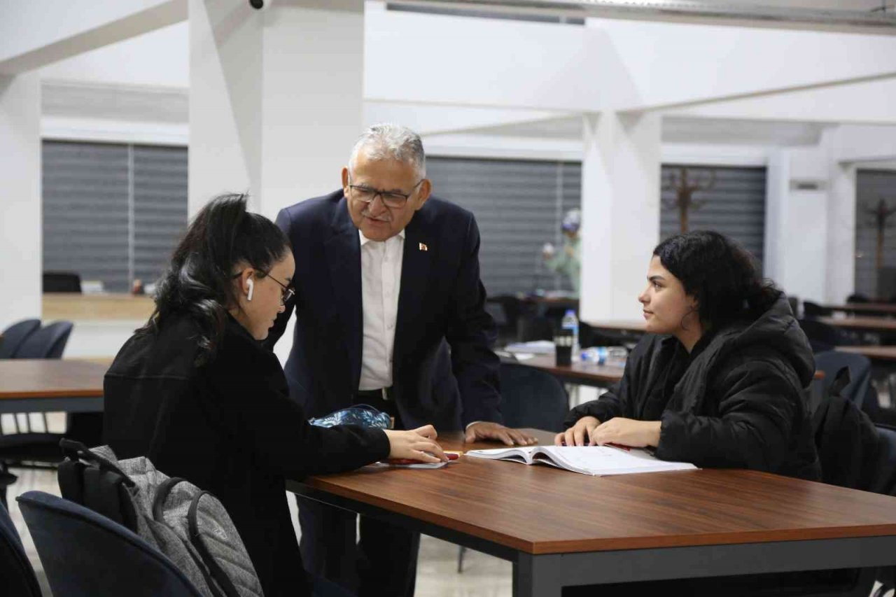 Kütüphanede Öğrencileri Başkan Büyükkılıç Karşıladı