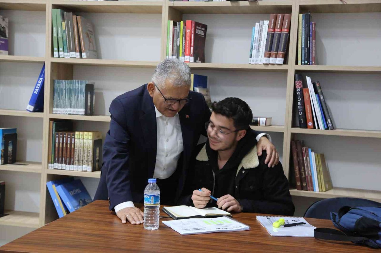 Kütüphanede Öğrencileri Başkan Büyükkılıç Karşıladı