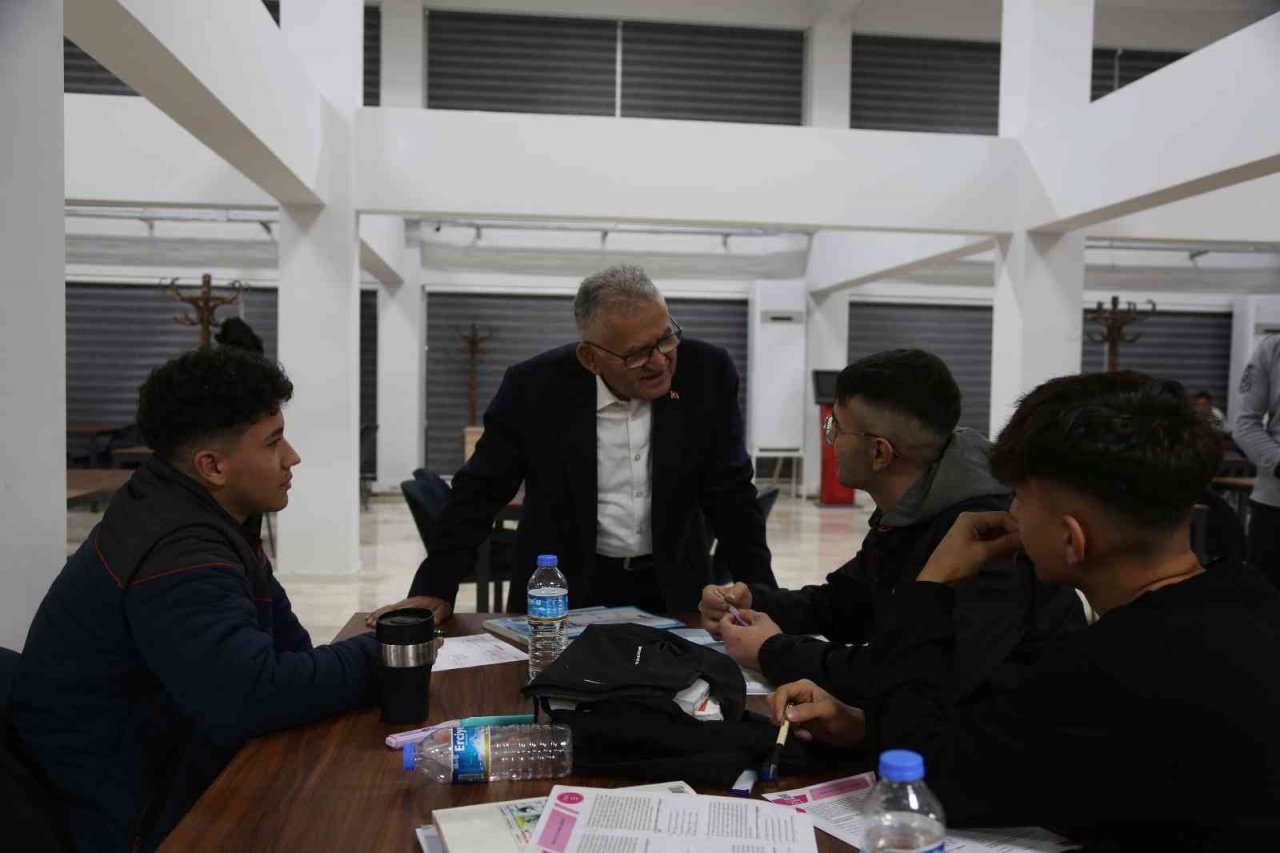 Kütüphanede Öğrencileri Başkan Büyükkılıç Karşıladı