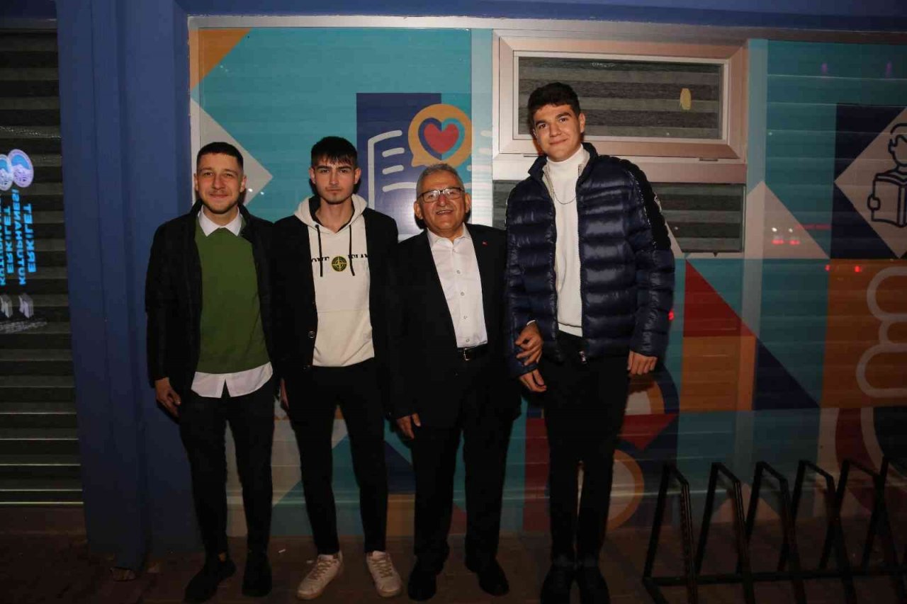 Kütüphanede Öğrencileri Başkan Büyükkılıç Karşıladı