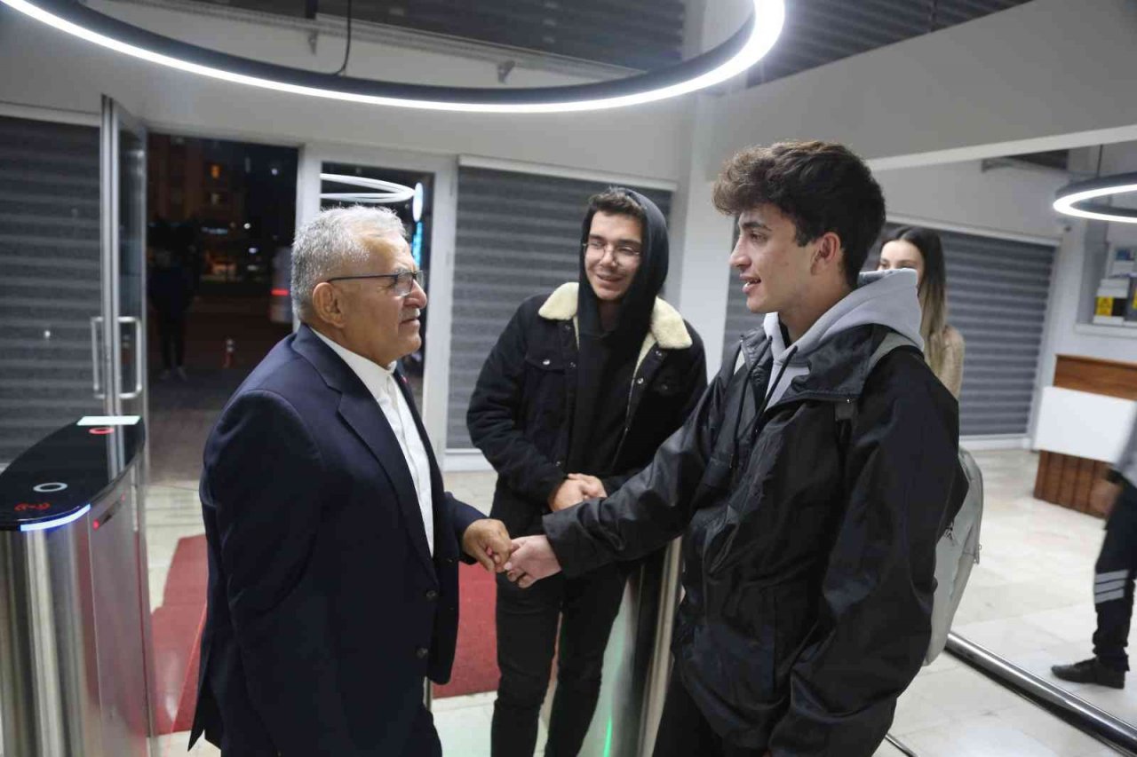 Kütüphanede Öğrencileri Başkan Büyükkılıç Karşıladı