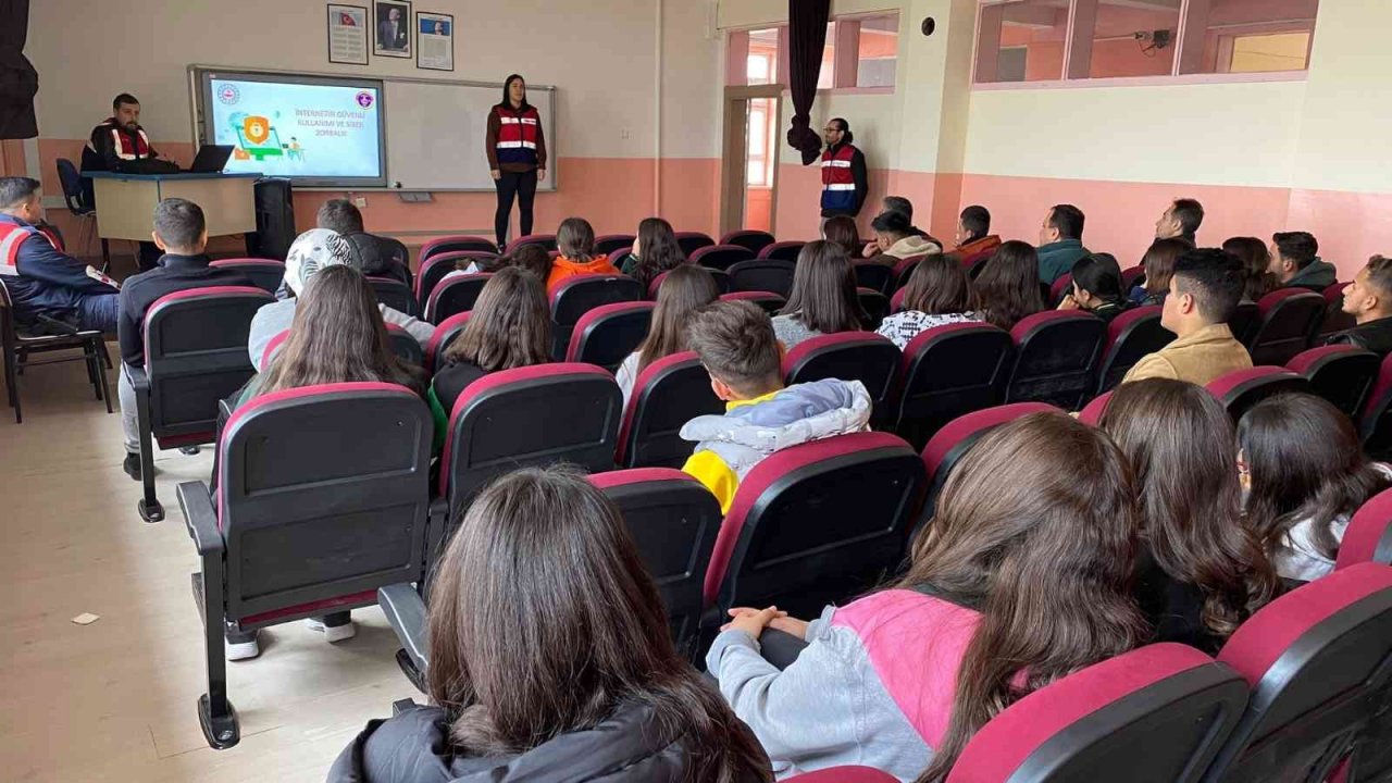 Jandarma’dan ‘KADES’ ve ’Siber Zorbalık’ eğitimi