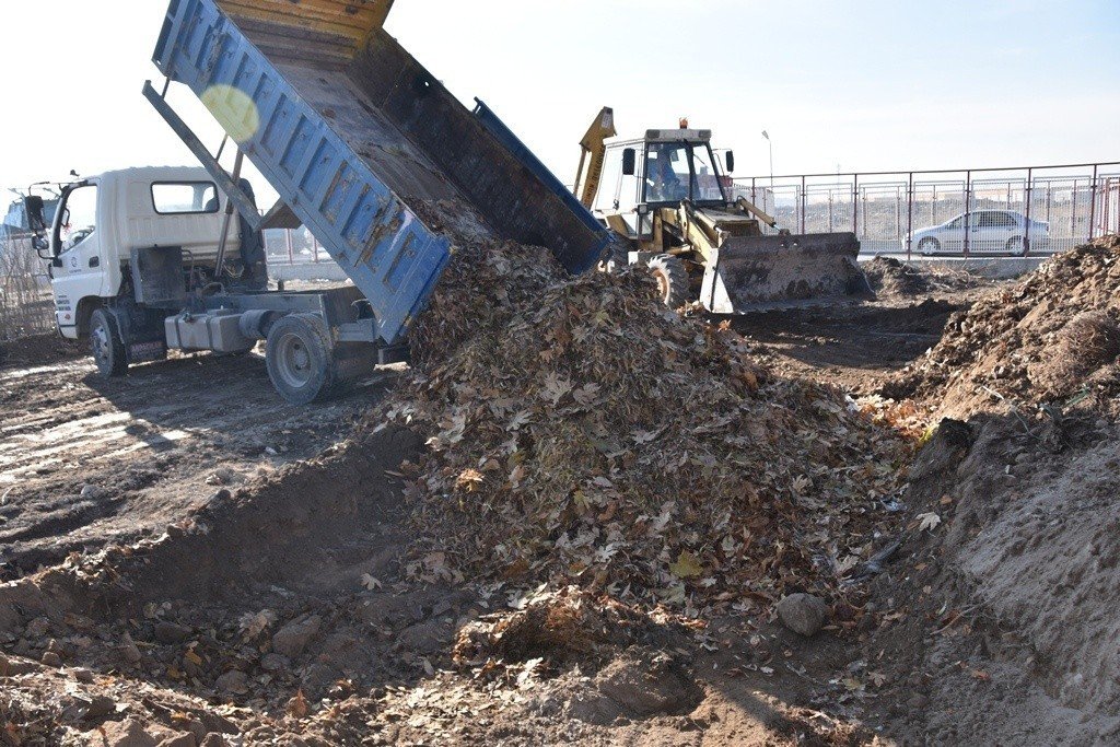 Kocasinan Belediyesi; Kuru Yaprakları Gübreye Dönüştürüyor