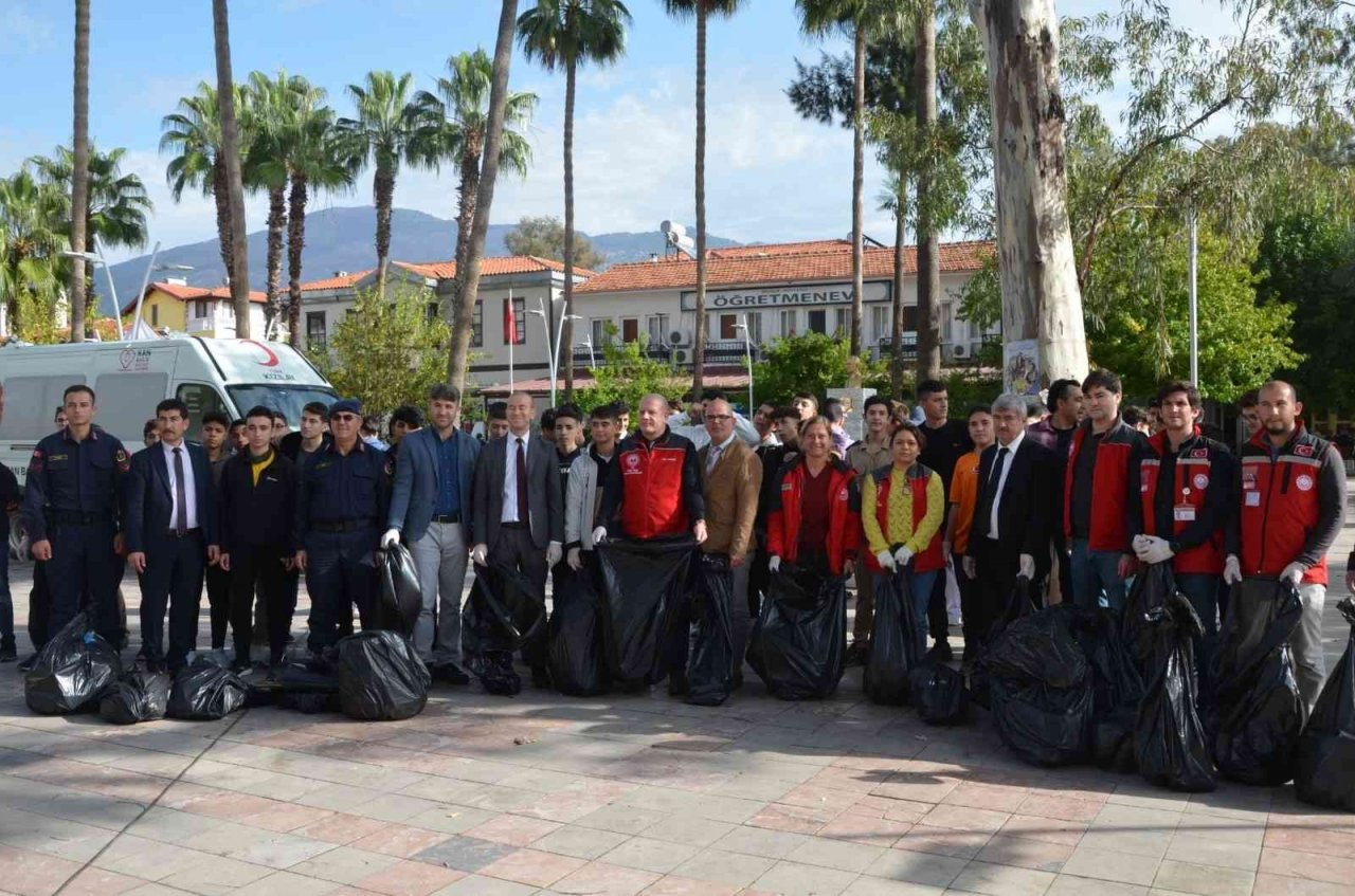 Köyceğiz’in 3 noktasında kıyı temizliği yapıldı