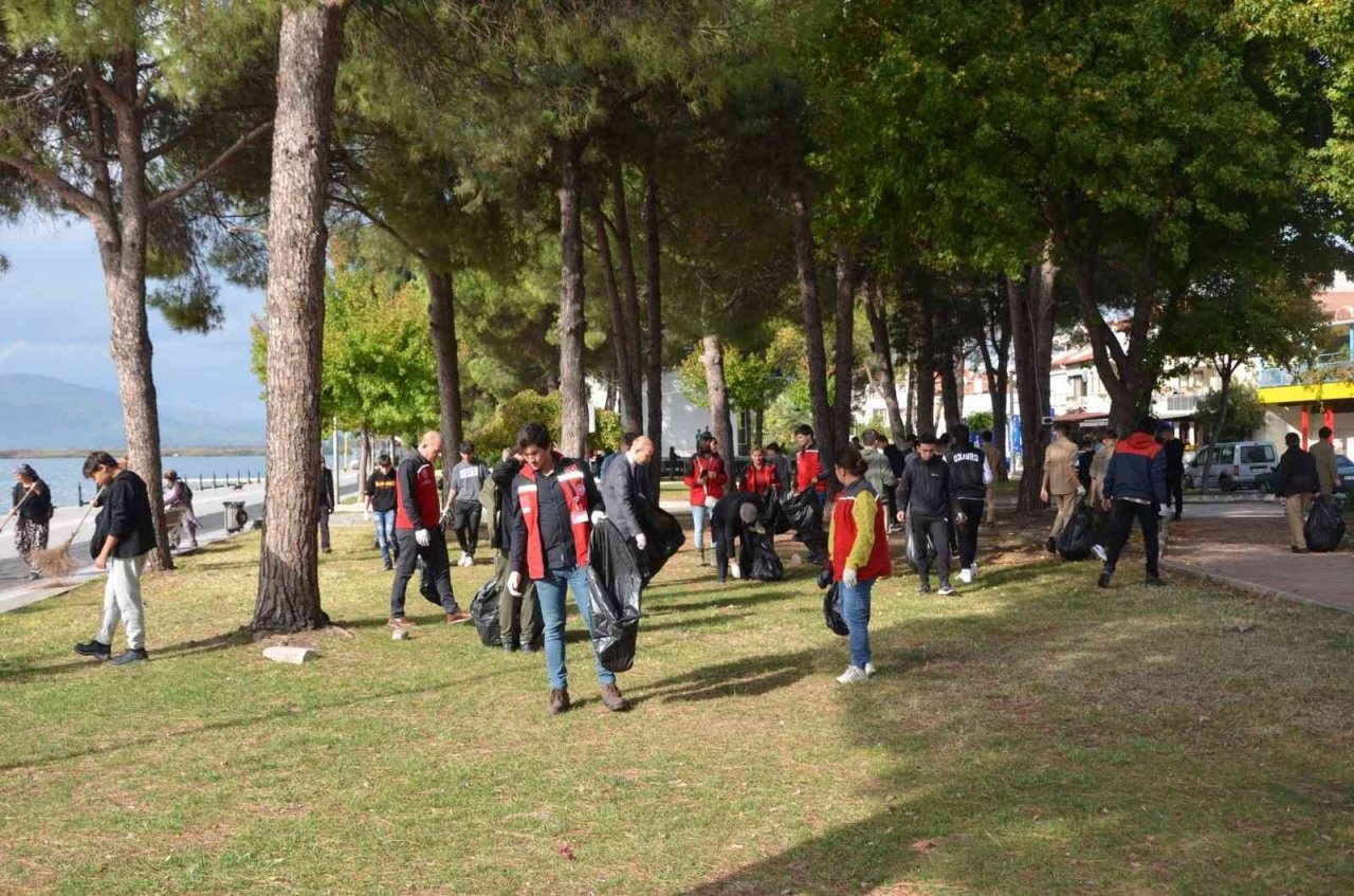 Köyceğiz’in 3 noktasında kıyı temizliği yapıldı