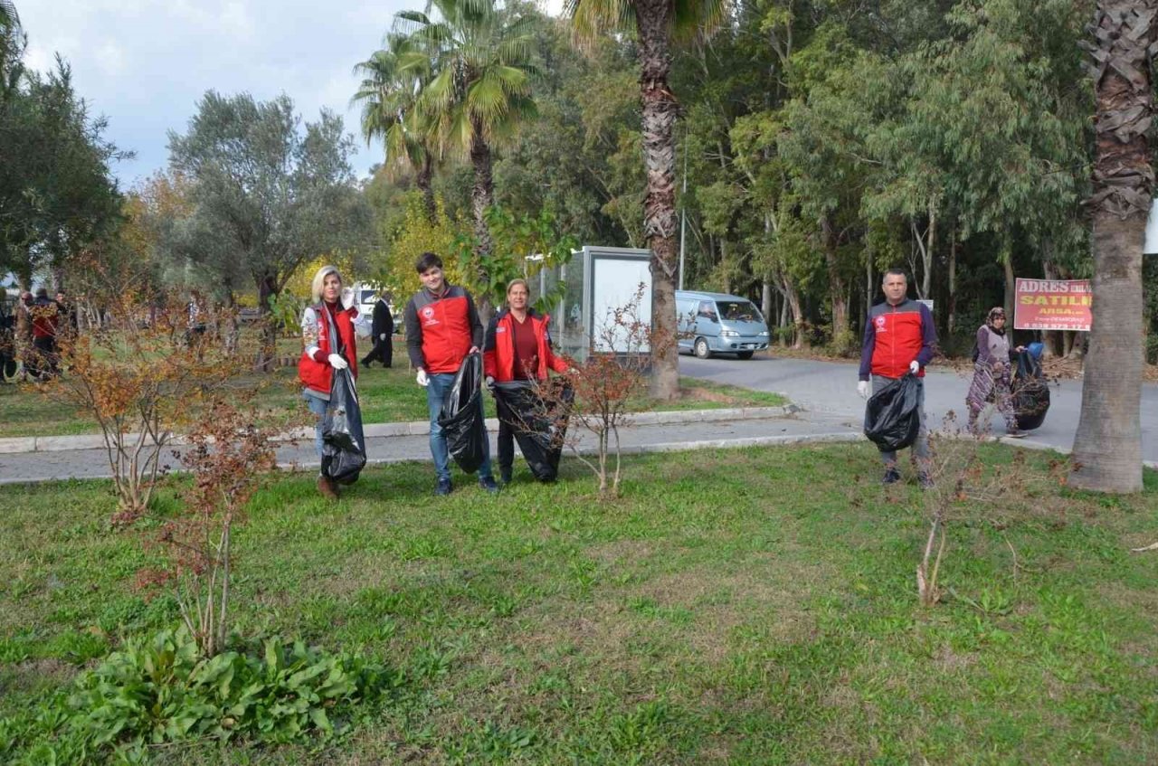 Köyceğiz’in 3 noktasında kıyı temizliği yapıldı