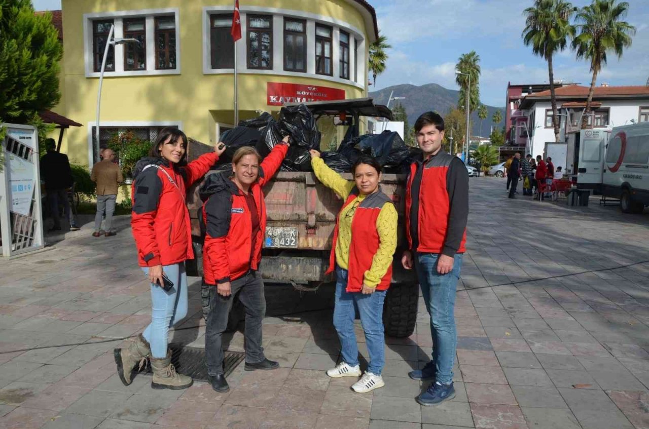 Köyceğiz’in 3 noktasında kıyı temizliği yapıldı