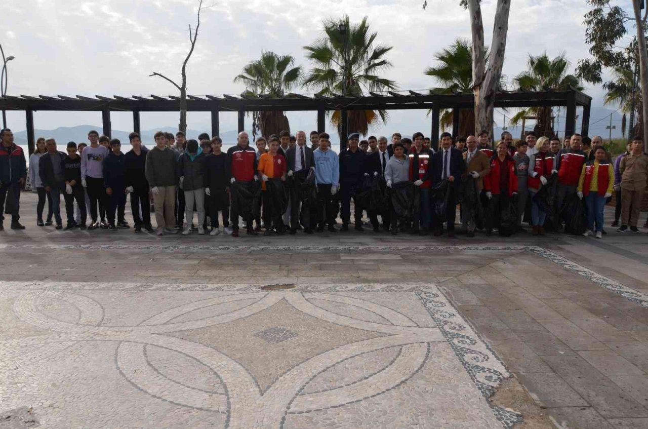 Köyceğiz’in 3 noktasında kıyı temizliği yapıldı