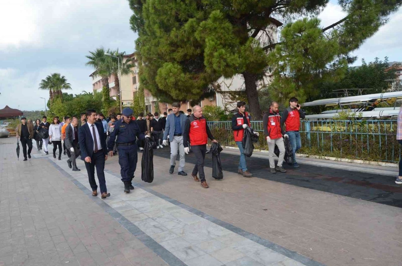 Köyceğiz’in 3 noktasında kıyı temizliği yapıldı