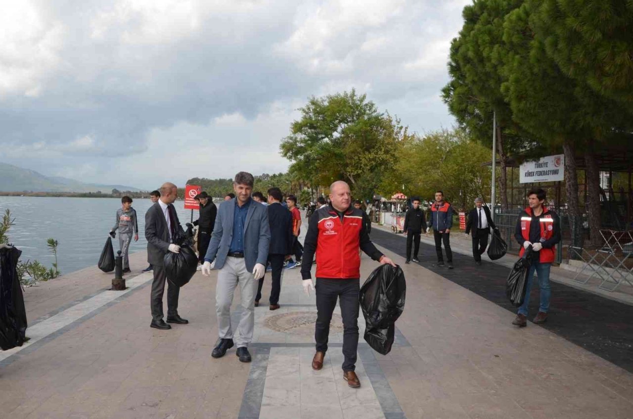 Köyceğiz’in 3 noktasında kıyı temizliği yapıldı