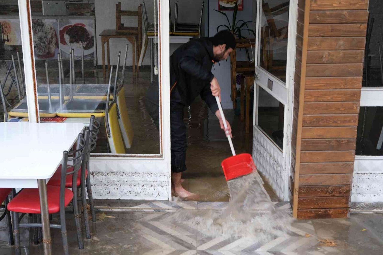 Şiddetli yağış hayatı olumsuz etkiledi, vatandaşlar evlerde mahsur kaldı